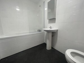 Separate bathtub and shower, deep-soaking bathtub, towels - Winners Inn Sleeps 2 With Parking (Ashton-under-Lyne)