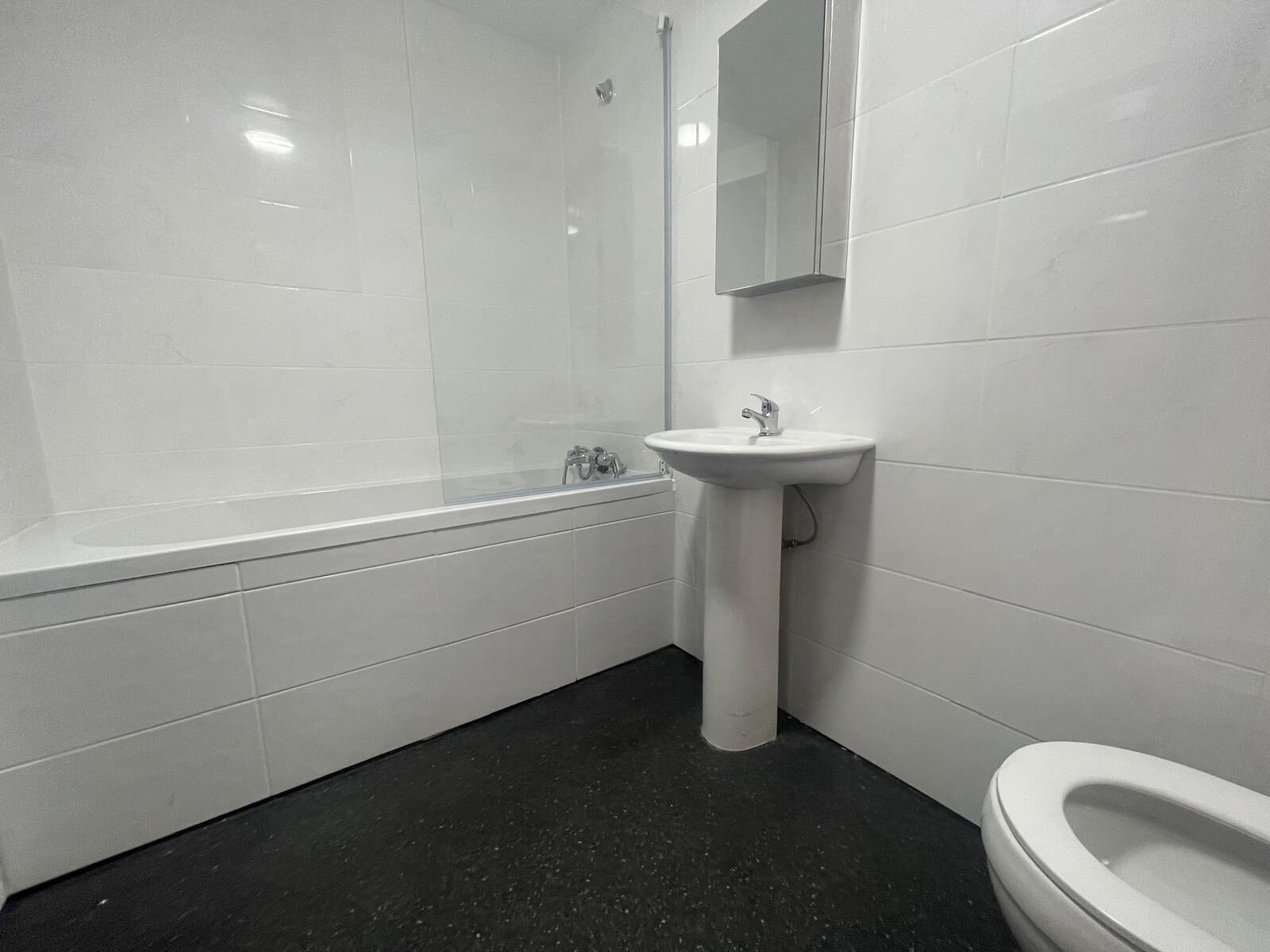 Appartement | Salle de bain | Baignoire et douche séparées, baignoire relaxante profonde