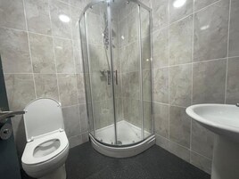 アパートメント | バスルーム | 個別の浴槽とシャワー、深めの浴槽、タオル