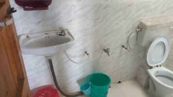 Shower, rainfall showerhead, towels, shampoo