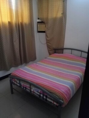 2 chambres, bureau, fer et planche à repasser, accès au Wi-Fi (inclus)
