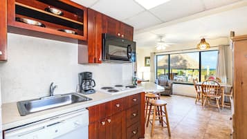 Apartamento, 1 habitación, cocina básica | Cocina privada | Frigorífico grande, microondas, placa de cocina y cafetera o tetera