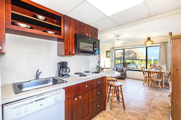 Condo, 1 Bedroom, Kitchenette | Private kitchen | Full-size fridge, microwave, stovetop, coffee/tea maker
