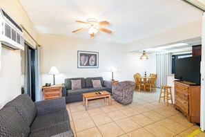 Living area - Emerald Seas Deerfield Beach Club (Deerfield Beach)