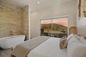 4 bedrooms, desk, travel cot, WiFi