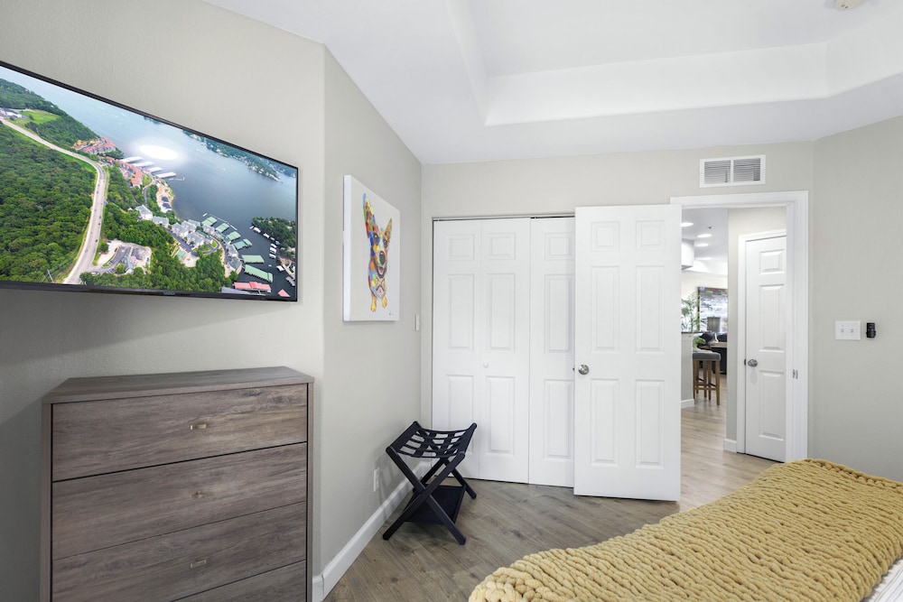 Emerald Bay Oasis Lakefront Condo for 6 along Horseshoe Bend w