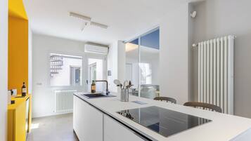 Kühlschrank, Mikrowelle, Ofen, Herdplatte
