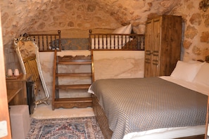 Economy Triple Room, Courtyard View | Courtyard view