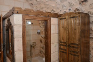 Deluxe Triple Room, Courtyard View | Bathroom | Shower, designer toiletries, hair dryer, slippers - Mehmet Bey Konağı Butik Otel (Midyat)