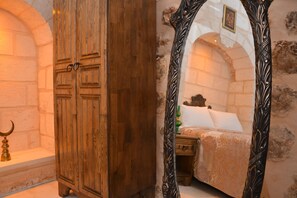 Elite Double Room, Courtyard View | Wardrobe - Mehmet Bey Konağı Butik Otel (Midyat)