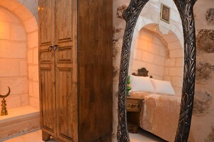 精品双人房, 庭院景观 | 衣柜