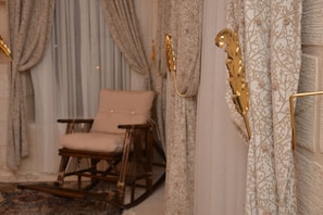 Luxury Double Room, Courtyard View | Living area