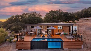 A modern house with a pool, outdoor seating, and a deck. - Calistoga Wine Ranch Estate (Calistoga)