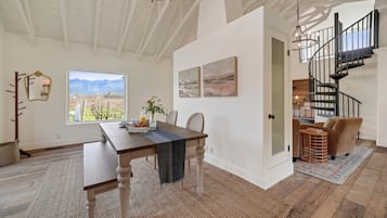 2 bedrooms, desk, Internet