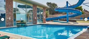 3 Bed Caravan Sleeps 8 - Parking, Bbq, Pool