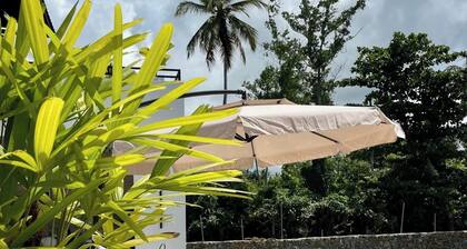 Casa Black and White. Vista al Mar