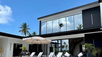 Piscina externa, guarda-sóis, espreguiçadeiras