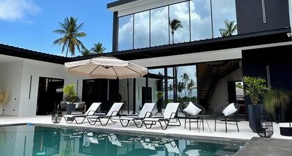 Casa Black and White. Vista al Mar