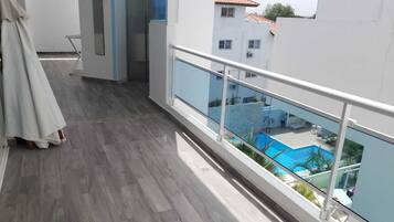 Suite superior, 3 habitaciones, vista a la alberca | Terraza o patio