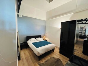 1 bedroom, desk, WiFi, bed sheets