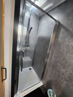 Shower, hair dryer, towels - Tranquil Teeside Retreat (Stockton-on-Tees)