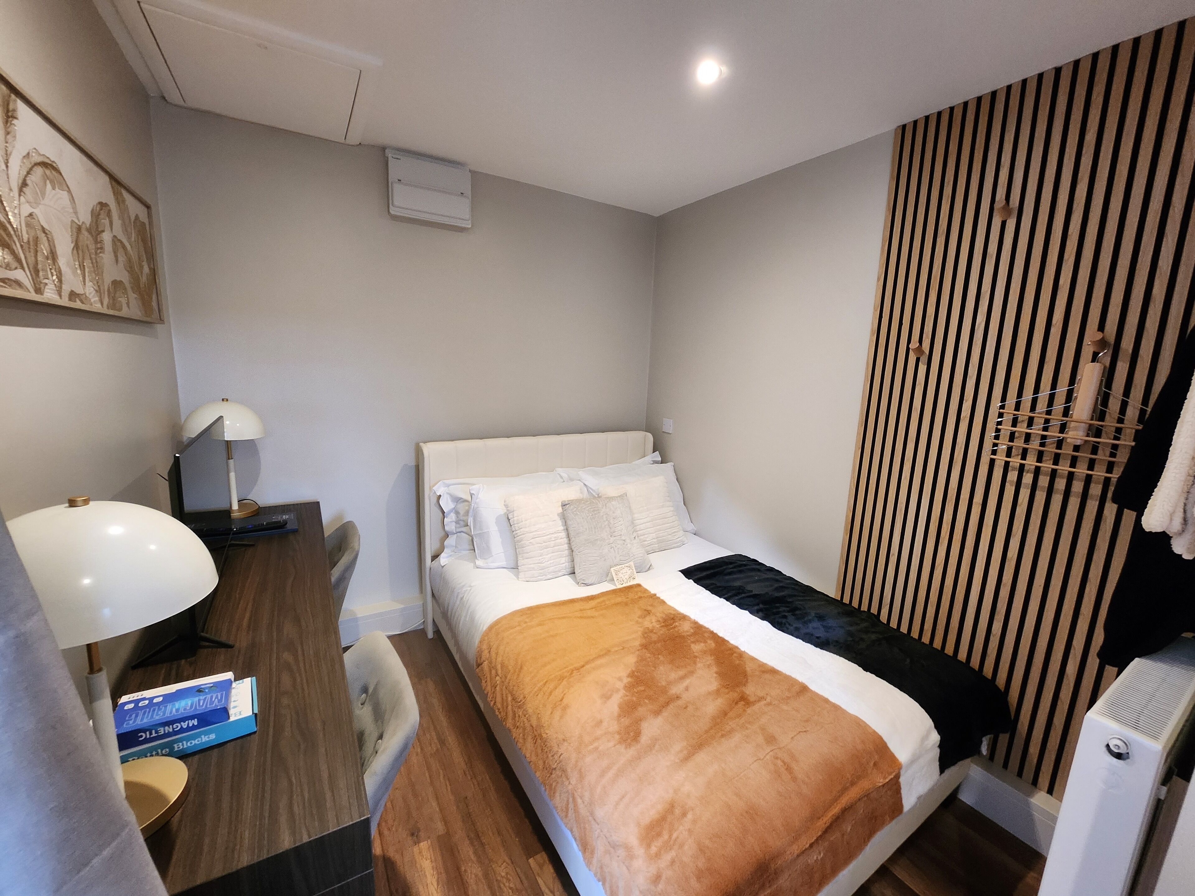 Iron/ironing board, free WiFi, bed sheets
