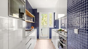 Kylskåp, mikrovågsugn, ugn och spishäll