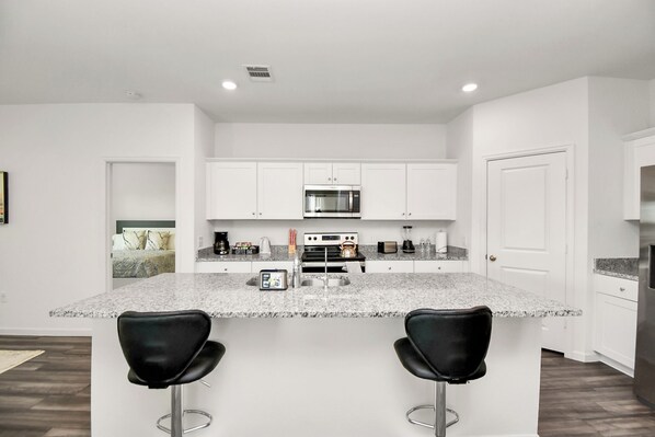 Fridge, microwave, oven, stovetop -  Exquisite 4-Bedroom Home in Katy with pool access (Katy)