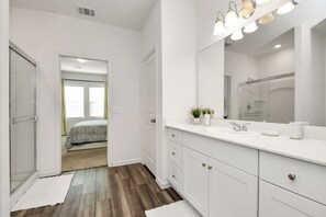 Shower, hair dryer, towels, soap -  Exquisite 4-Bedroom Home in Katy with pool access (Katy)