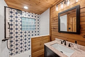 Een douche, een haardroger, handdoeken