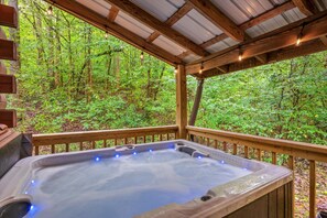 Outdoor spa tub - Romantic, Hot Tub, Game Room, walk to bike path (Townsend)