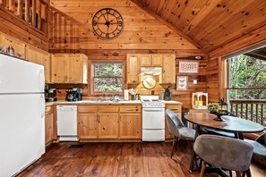 Fridge, microwave, oven, stovetop - Romantic, Hot Tub, Game Room, walk to bike path (Townsend)