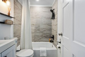 Secador de cabelo, toalhas de banho, sabonete, shampoo
