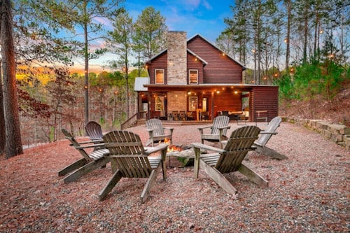 Luxurious & Cozy~ Hot Tub~ Sauna~ Firepit~ Pets!