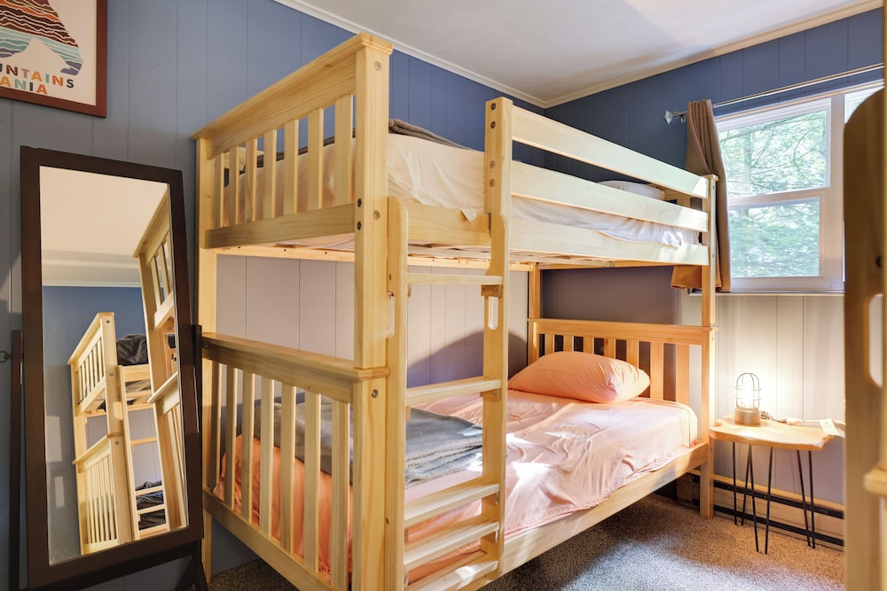 3 BR Cabin Community Lake Fire Pit Washer/Dryer Fast Wifi BBQ