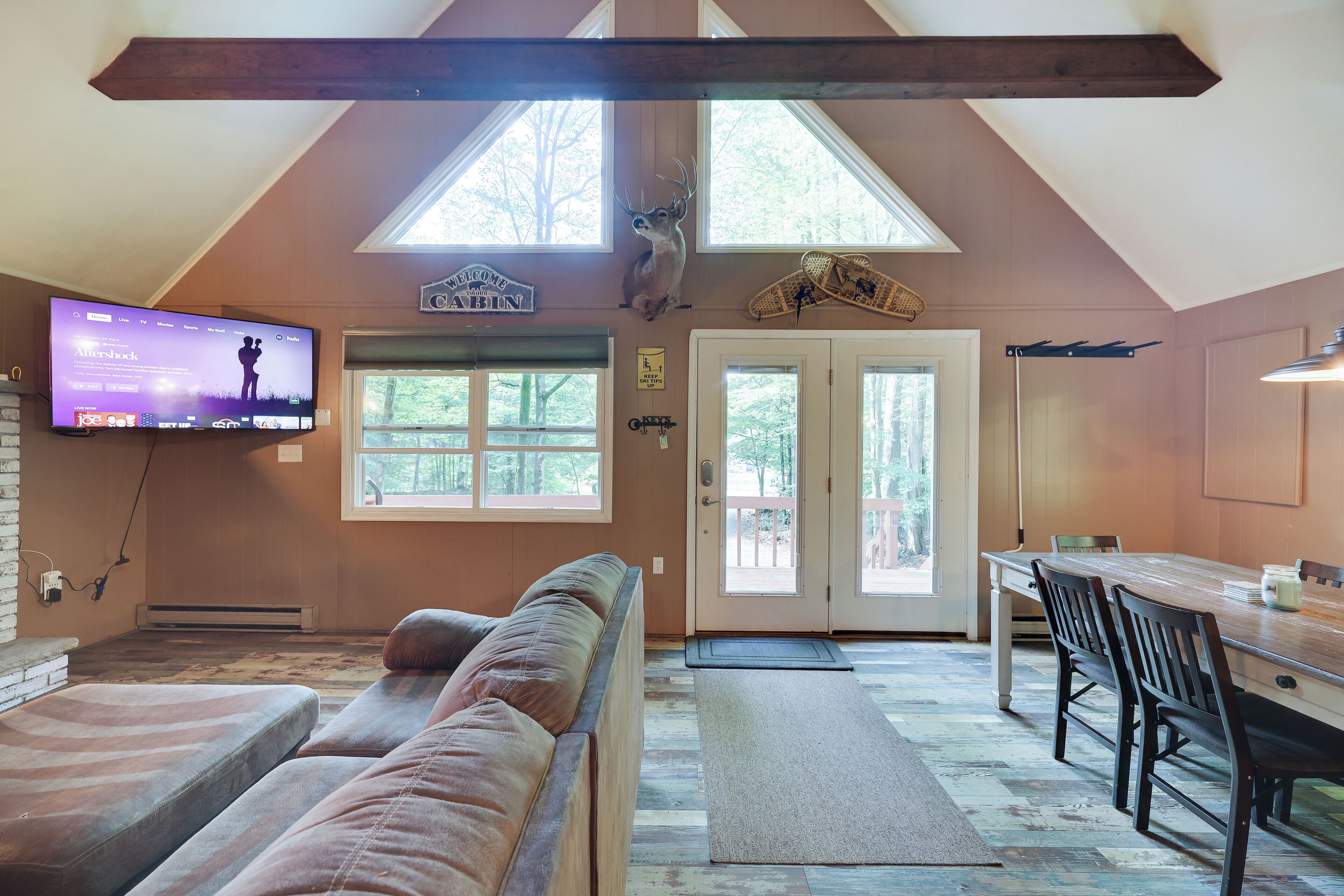 Älytelevisio, takka, kirjoja