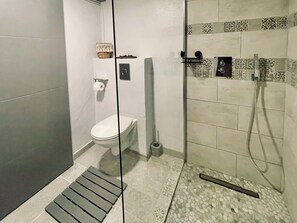 Haartrockner, Handtücher, Seife, Shampoo