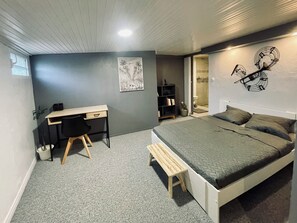 1 soverom, skrivebord, strykejern/-brett og wi-fi (inkludert)