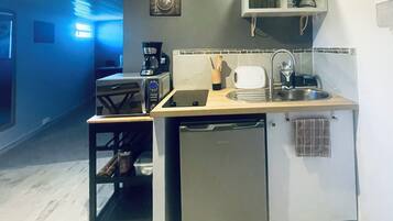 Fridge, microwave, stovetop, coffee/tea maker