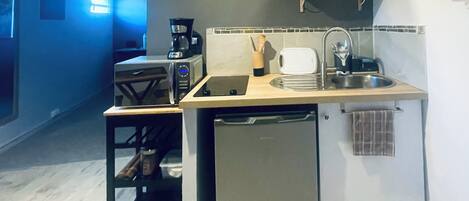 Fridge, microwave, stovetop, coffee/tea maker