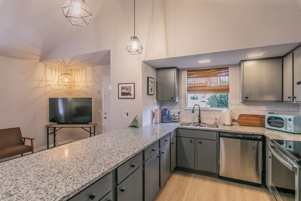 Fridge, microwave, oven, stovetop - No Cleaning Fee!!~King Bed~Near Dickies,TCU, cultural district~Sleeps 6 (Fort Worth)