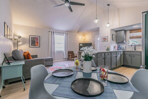 Interior - No Cleaning Fee!!~King Bed~Near Dickies,TCU, cultural district~Sleeps 6 (Fort Worth)