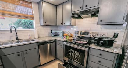 No Cleaning Fee!!~King Bed~Near Dickies,TCU, cultural district~Sleeps 6
