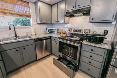 No Cleaning Fee!!~King Bed~Near Dickies,TCU, cultural district~Sleeps 6