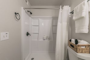 Een douche, een haardroger, handdoeken, zeep