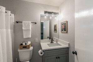 Een douche, een haardroger, handdoeken, zeep