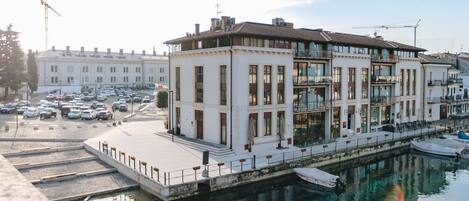 المنشأة من الخارج