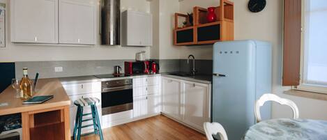 Réfrigérateur, micro-ondes, four, lave-vaisselle