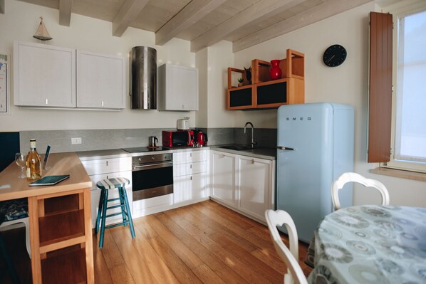 冷蔵庫、電子レンジ、オーブン、食器洗い機