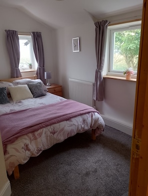 3 bedrooms, WiFi, bed sheets - Comfortable three bedroom bungalow located in Orkney Islands complete with emus. (Orkney)